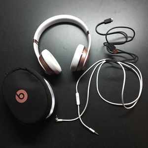 Beats Solo 3 Wireless Headphones in Rose Gold